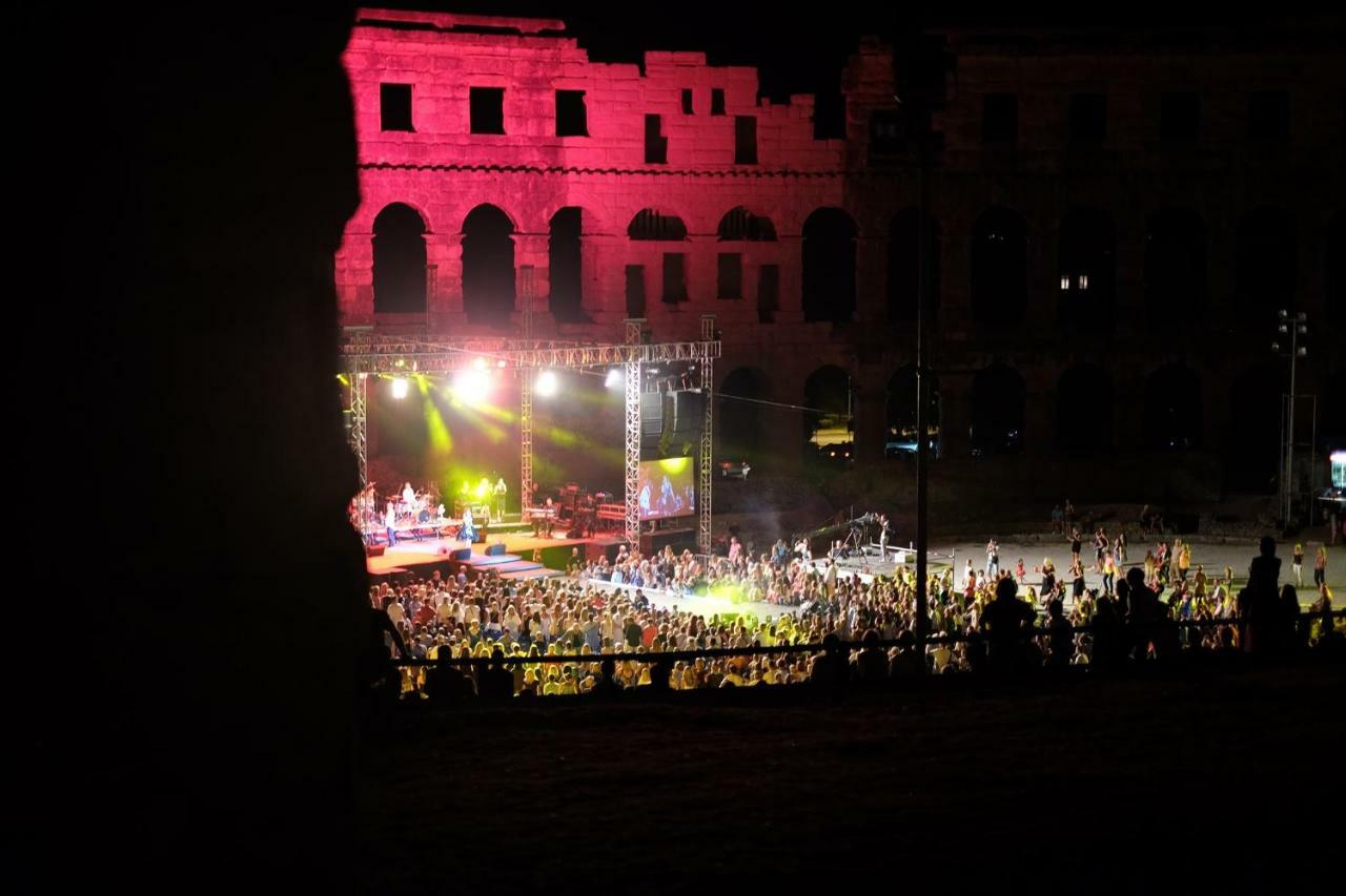 Teslina Apartments Pula Exterior photo